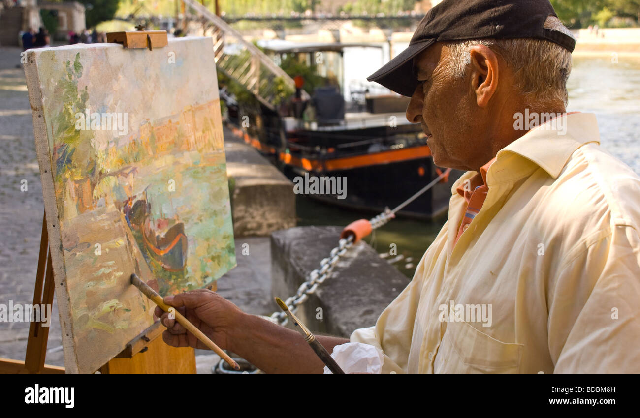 Pittore, artista dipinto su tela di un canal boat ormeggiato sul fiume Senna, Parigi Foto Stock