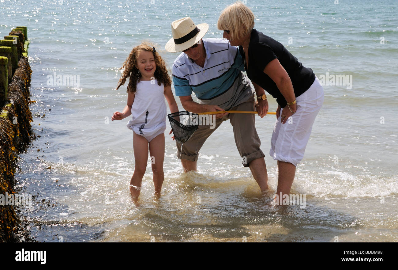 Bambina la pesca sul mare con i suoi nonni a Bognor Regis West Sussex Southern England Regno Unito Foto Stock