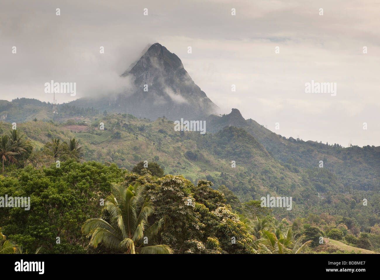 Indonesia Sulawesi Tana Toraja Enrekang paesaggio montuoso sopra i campi coltivati Foto Stock