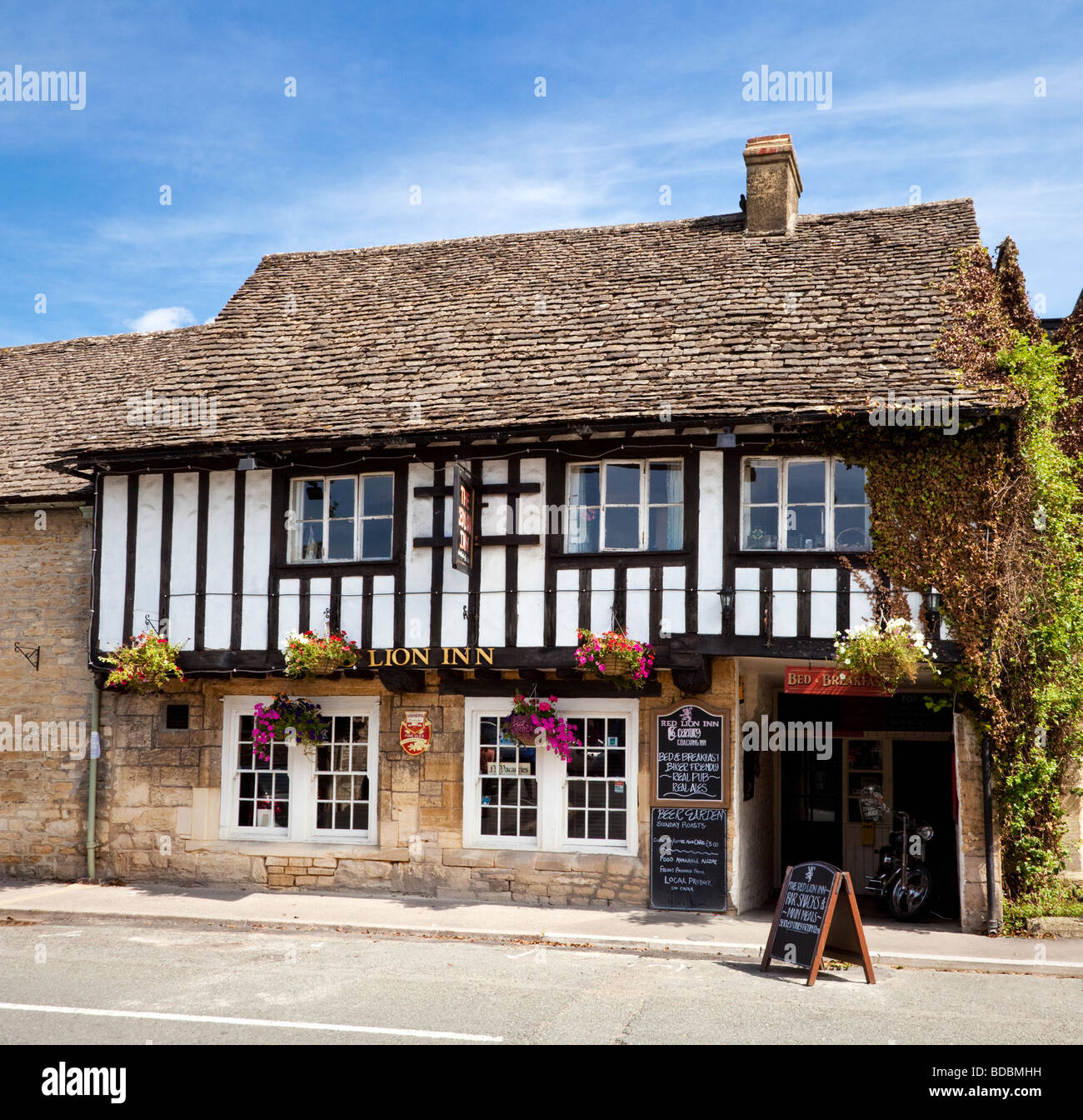 Il Red Lion Inn, un vecchio pub tradizionale inglese di campagna a Northleach, Cotswolds, Gloucestershire, Inghilterra, Regno Unito Foto Stock