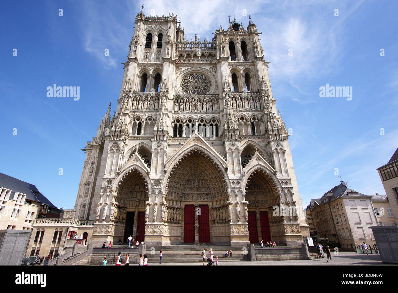 La magnifica facciata in stile gotico della cattedrale di Amiens (XIII secolo) in Amiens, Francia. Foto Stock