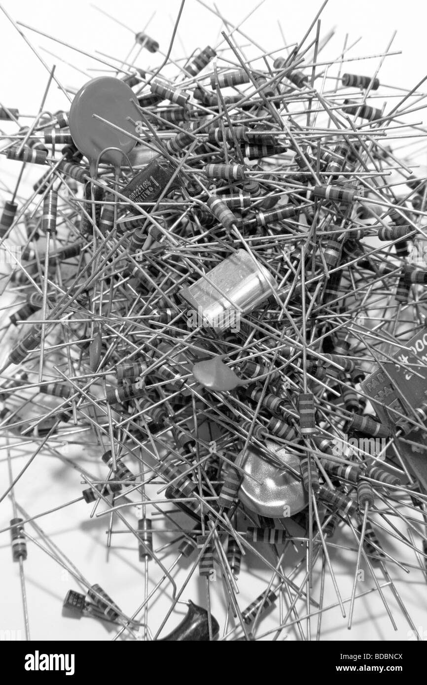 Pila di vecchi resistori e condensatori di componenti elettronici Foto Stock