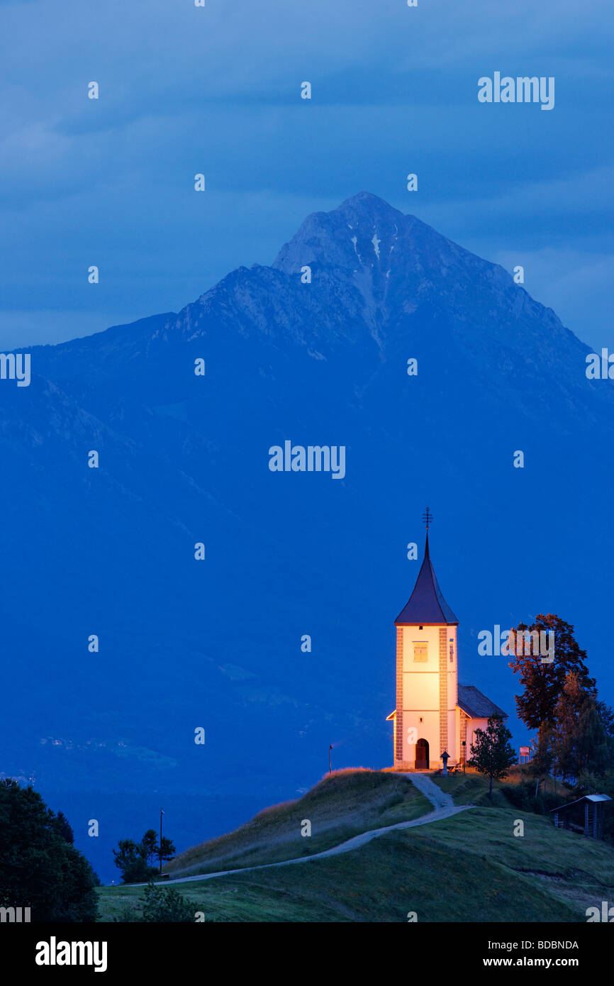 La chiesa di St Primoz vicino Jamnik e Kroper, Gorenjska, Slovenia. Storzic mountain dietro. Foto Stock