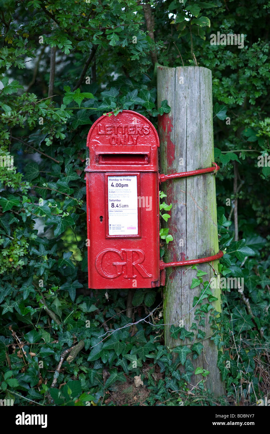 Solo lettere mail mail box rosso post box royal mail Foto Stock