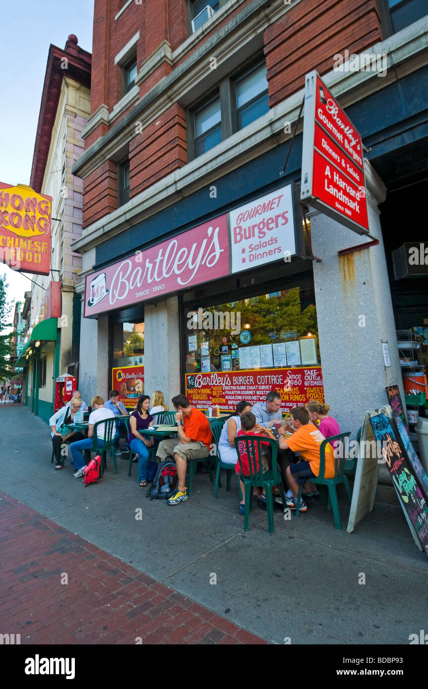 Caffè su Massachusetts Avenue Harvard Boston Foto Stock