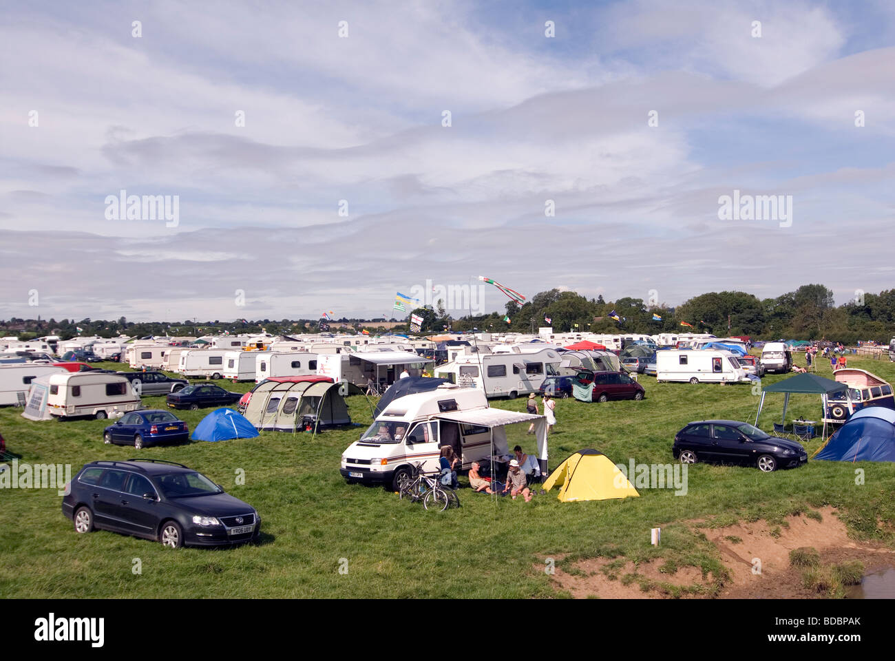 VW camper van glamping a Fairport s Cropredy Convention friendly musica festive vicino a Banbury Oxfordshire su south Oxford canal Foto Stock
