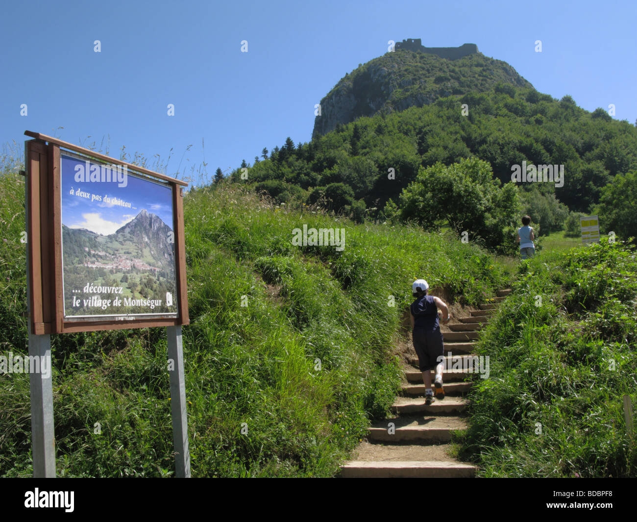 I bambini in esecuzione su gradini al castello di Montségur Ariège Francia Foto Stock