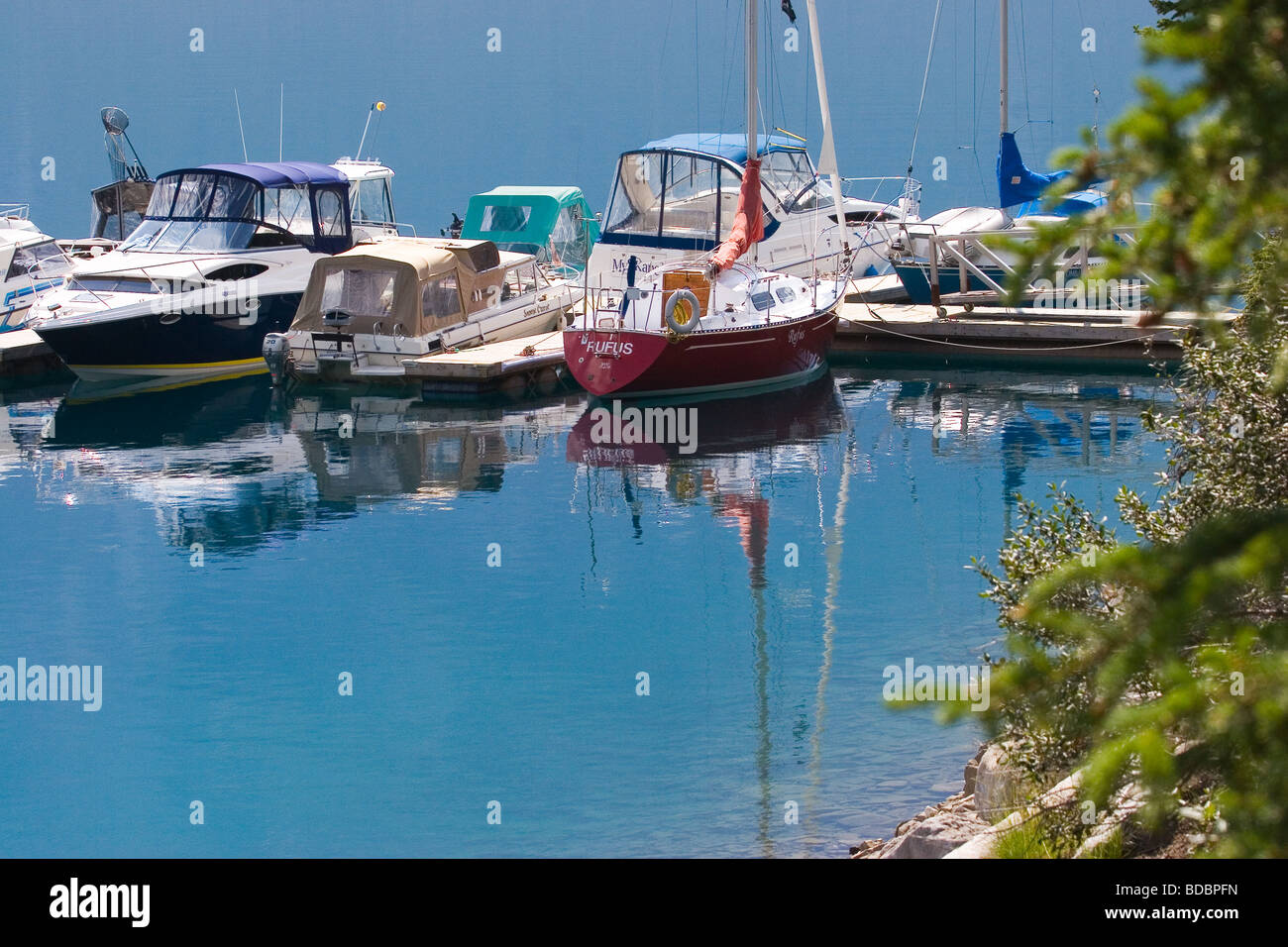 Barche e riflessioni sul Lago Minnewanka nel Parco Nazionale di Banff, Alberta, Canada Foto Stock