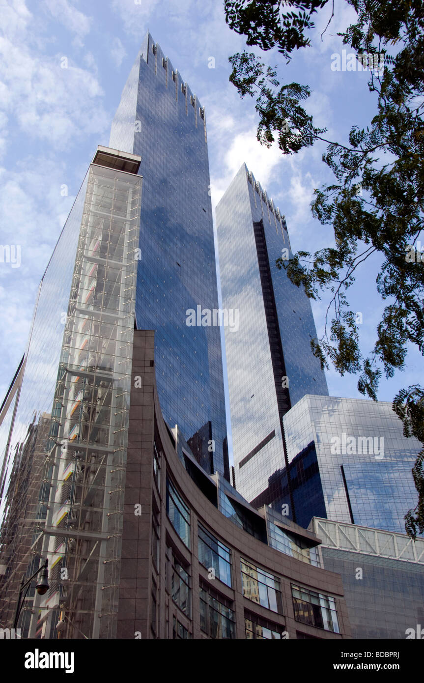 Edificio alto e moderno Foto Stock