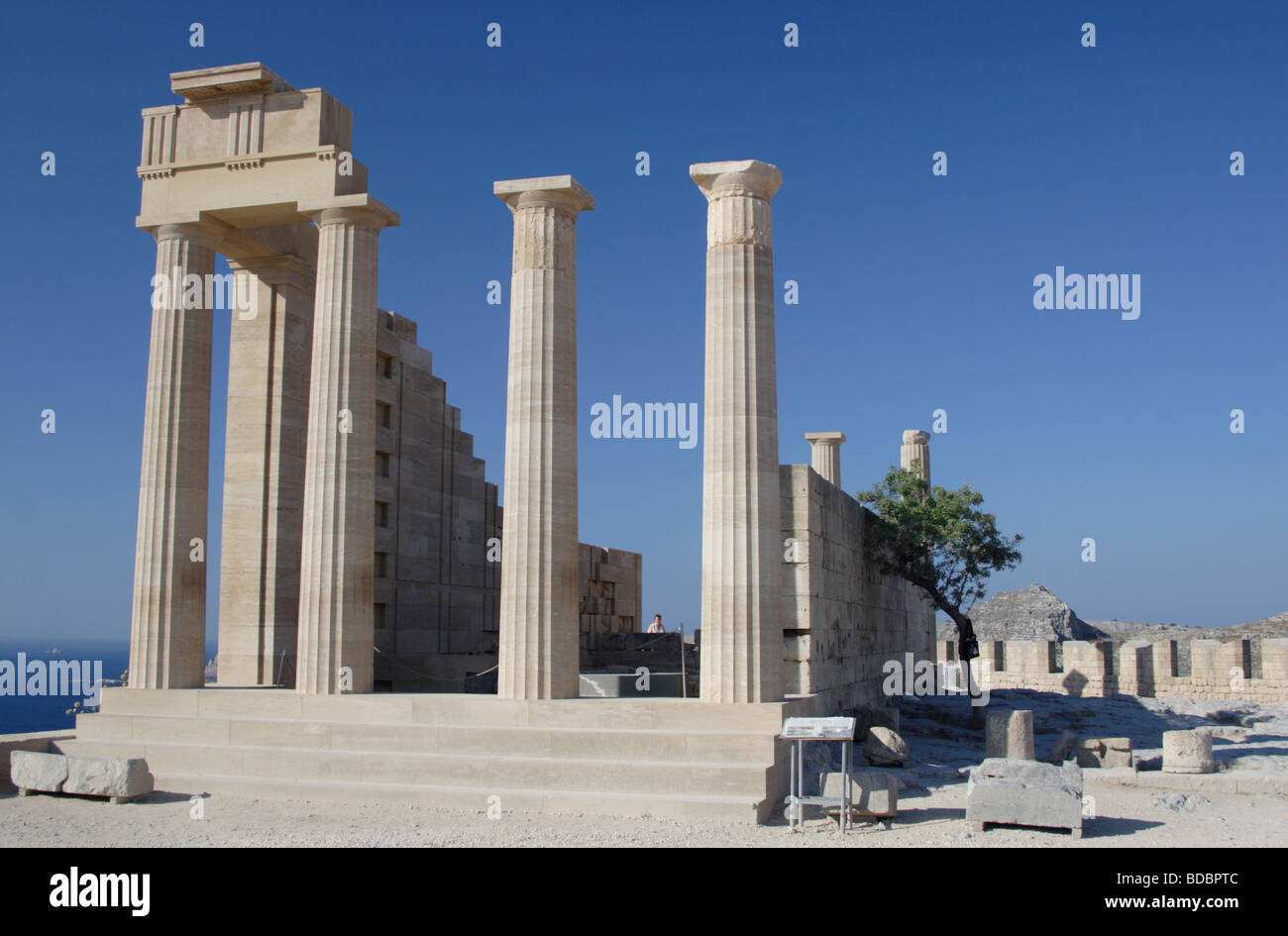 Colonne del Tempio dorico di Athena Lindia l'acropoli di Lindos Rodi Grecia DODECANNESO Foto Stock