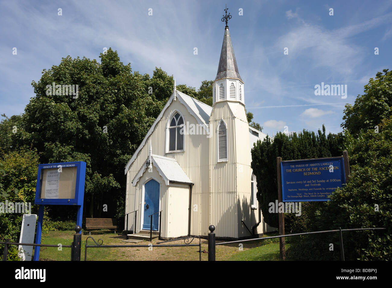 Vista della Chiesa dell'Ascensione a Bedmond Hertfordshire conosciuto localmente come "Chiesa di stagno' Foto Stock