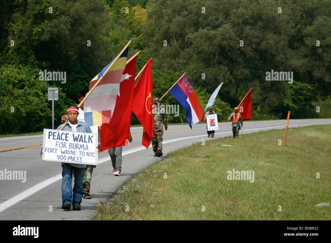 Gli attivisti birmani durante la lunga marcia Fort Wayne Indiana alle Nazioni Unite sforzo di liberare il Premio Nobel Daw Aung San Suu Kyi Foto Stock