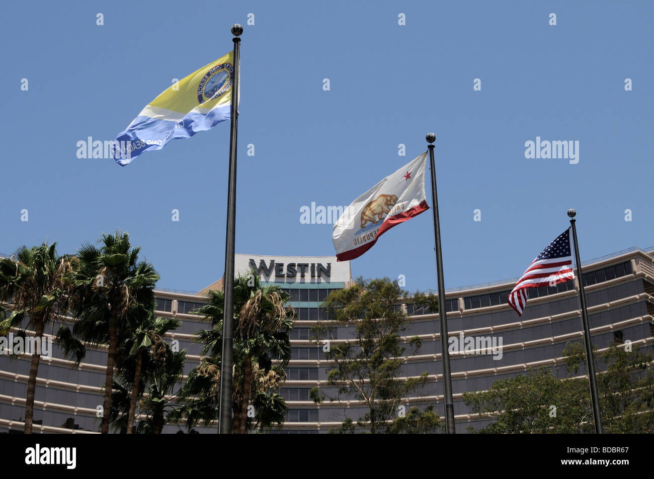 Tre bandiere e la parte superiore del Westin hotel Foto Stock