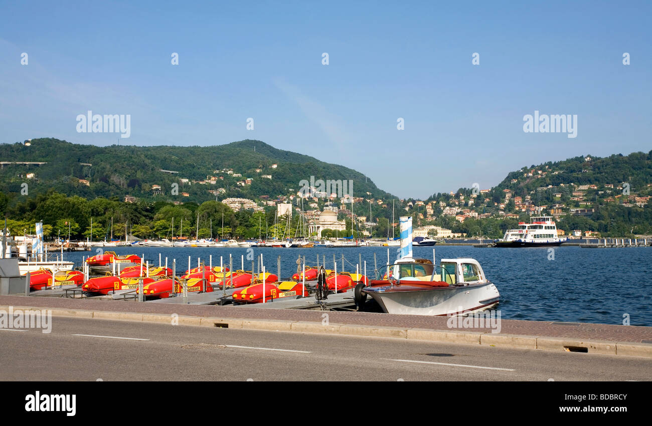 Lago di Como il traghetto e le barche a remi sul Lago di Como Lombardia Italia Foto Stock