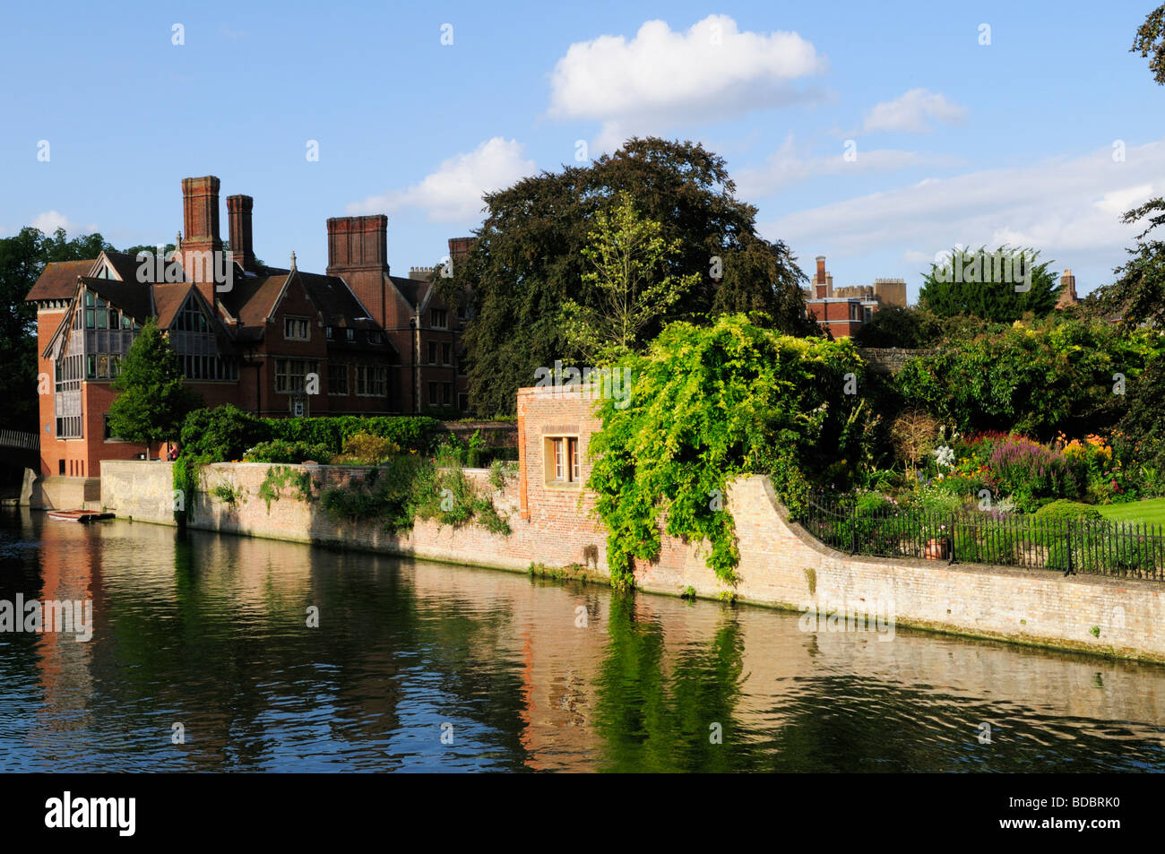 La libreria Jerwood al Trinity Hall College, giardini a Clare College e il fiume Cam, Inghilterra Cambridge Regno Unito Foto Stock