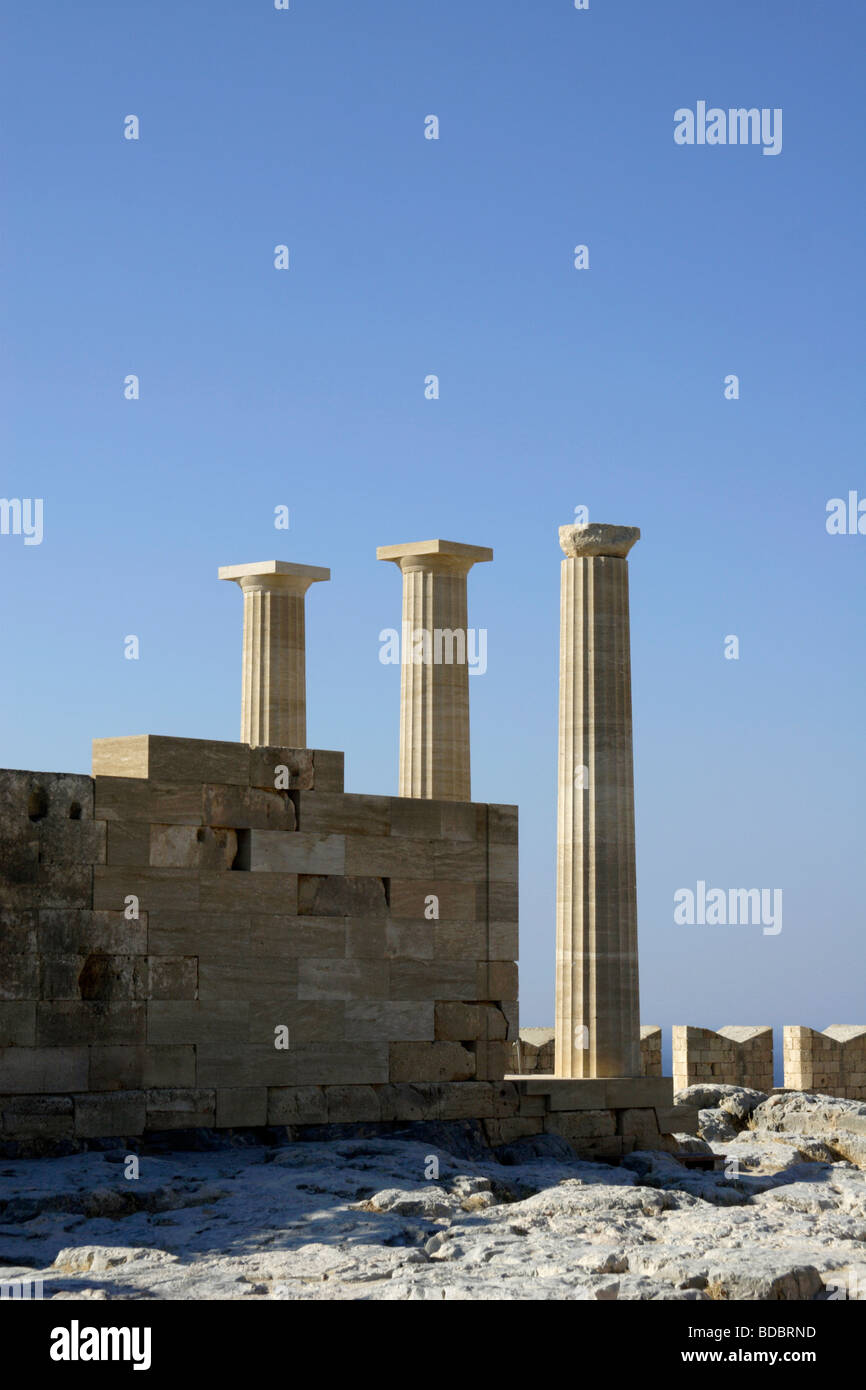 Colonne del Tempio dorico di Athena Lindia l'acropoli di Lindos Rodi Grecia DODECANNESO Foto Stock