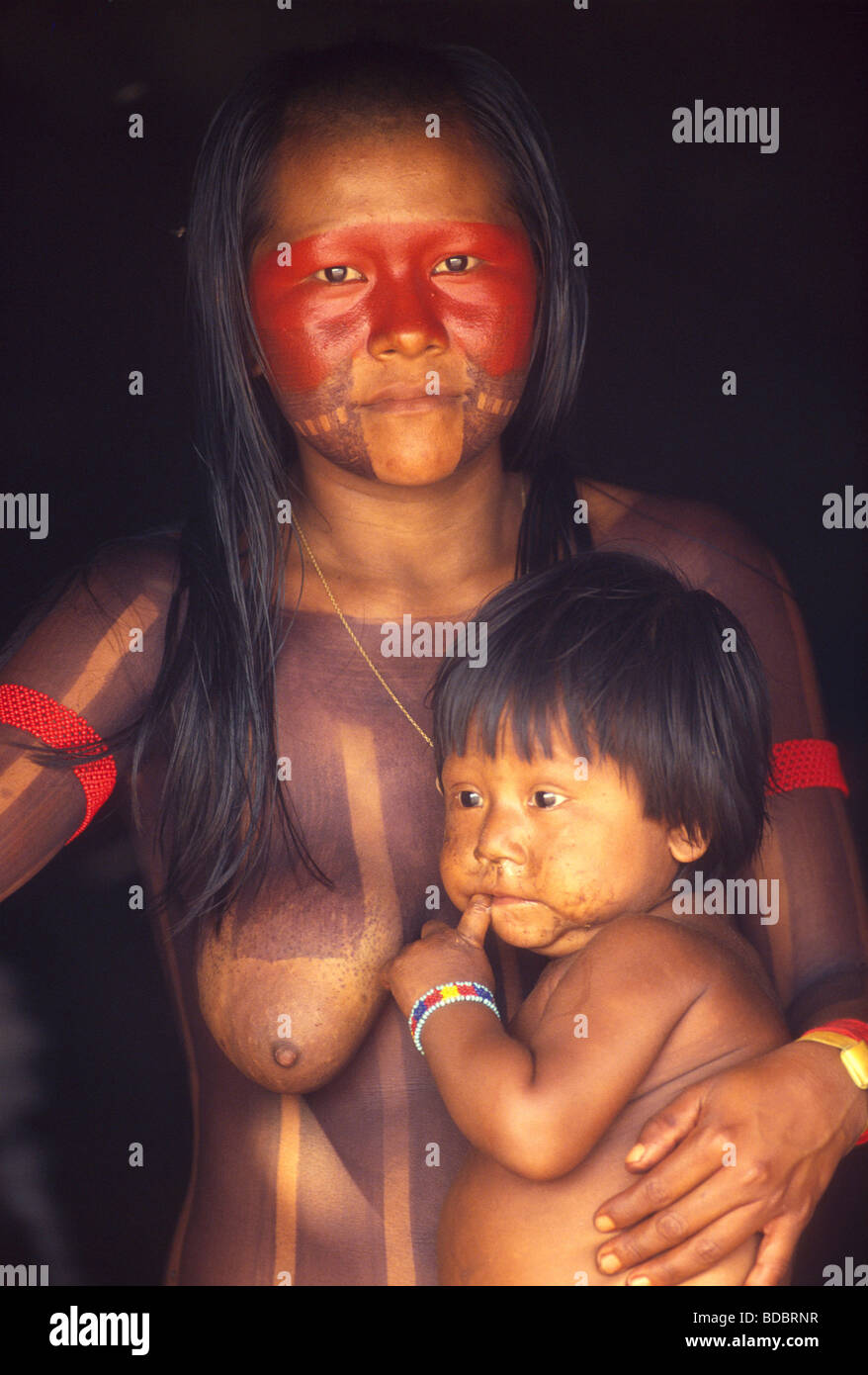 Xikrin Indigeni la foresta pluviale amazzonica del Brasile la madre e il bambino body painting Foto Stock