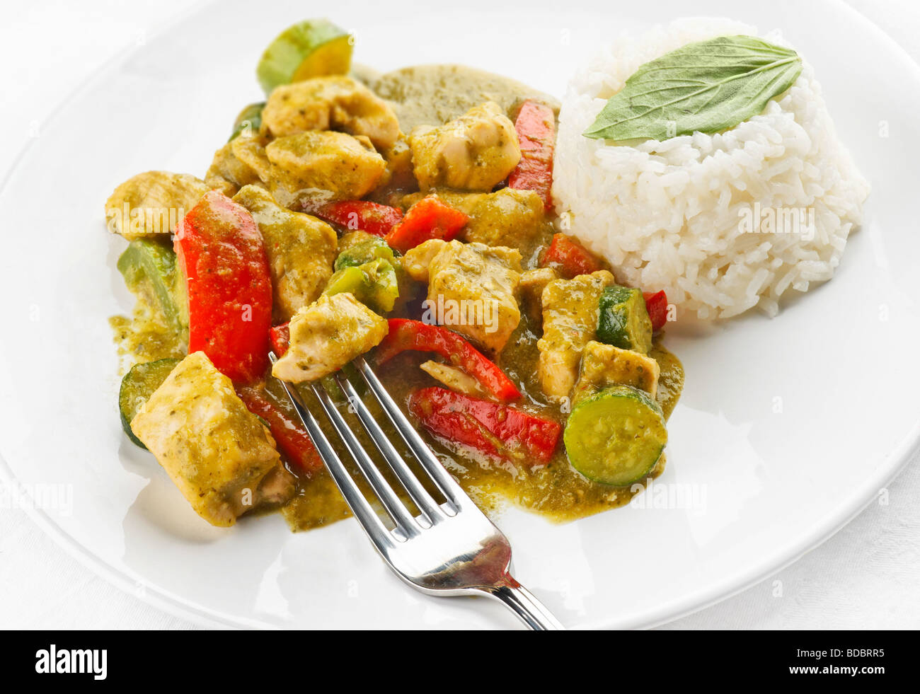 Verde tailandese curry di pollo con riso e basilico Foto Stock