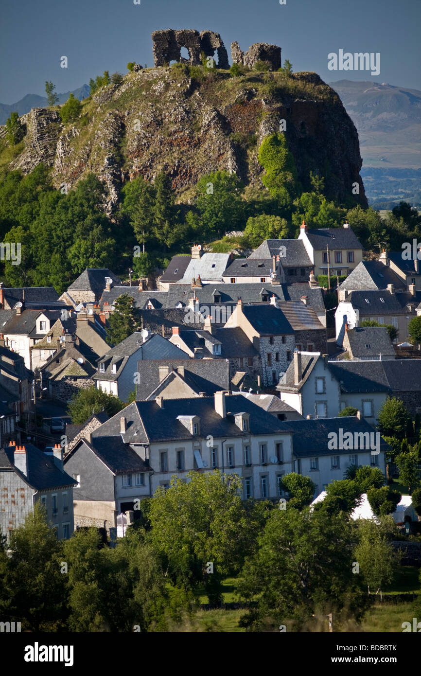 Il villaggio Apchon che sovrasta la valle Cheylade, in Auvergne riserva naturale (Francia). Le village d'Apchon en Auvergne. Foto Stock