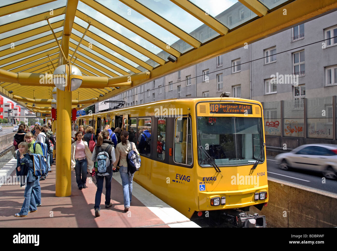 Il treno suburbano stop, Essen, Germania Foto Stock