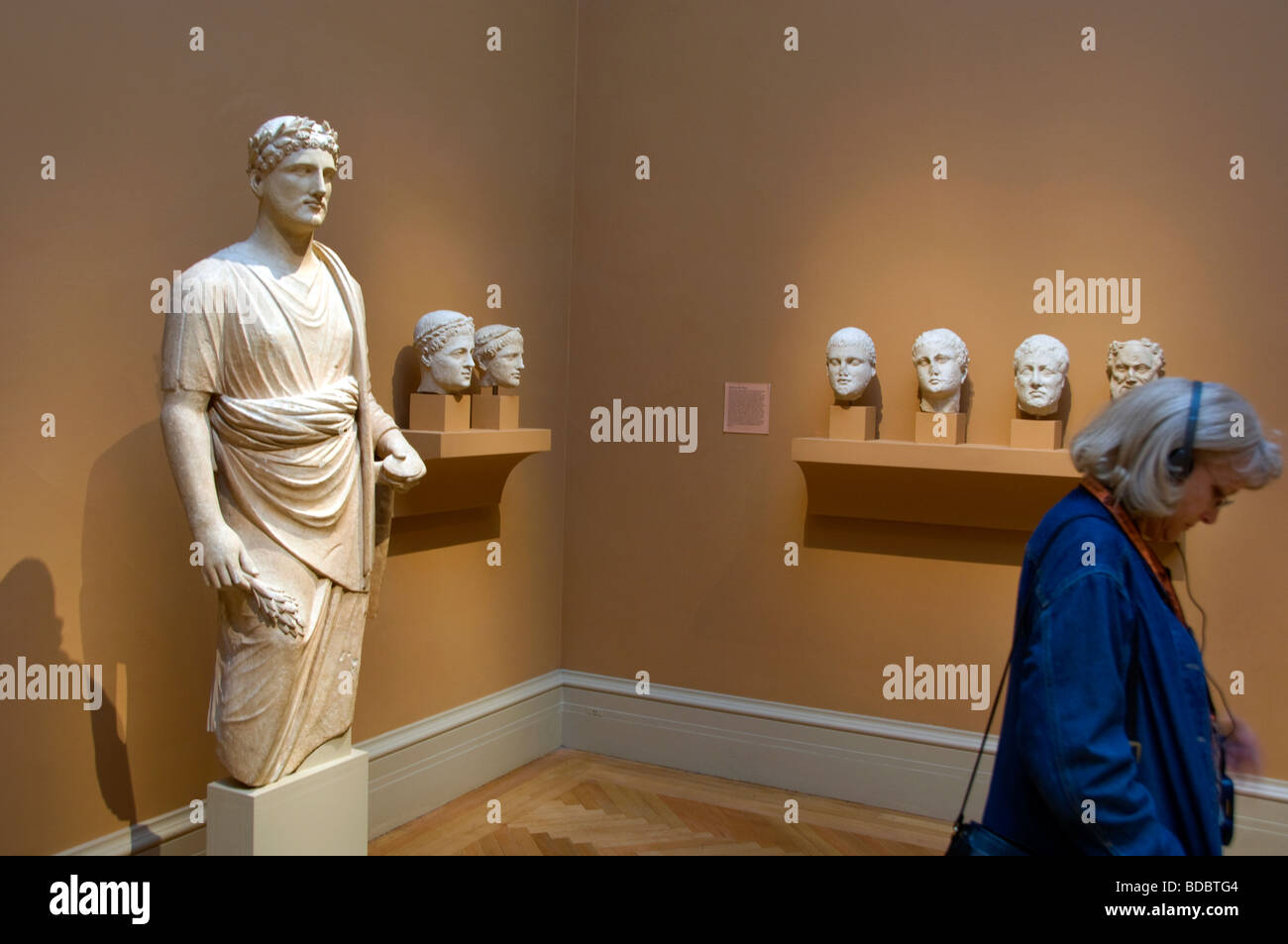 Donna l'ascolto di audio tour al museo Foto Stock