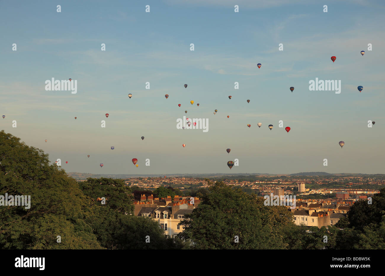 Il cielo è pieno di Mongolfiere come parte del 2009 Bristol Balloon Fiesta. Foto Stock