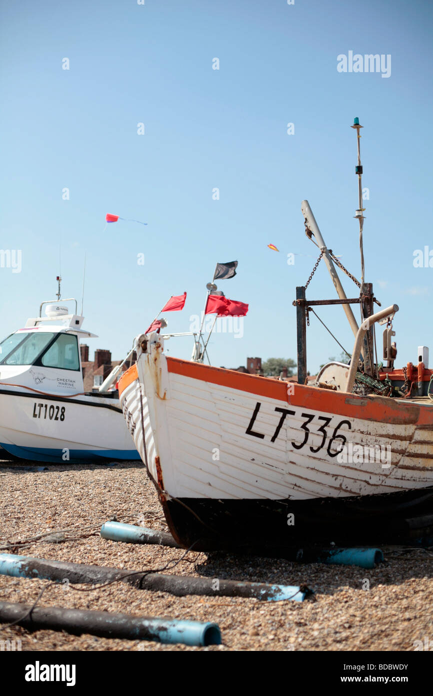 Barche di pescatori sulla spiaggia di Aldeburgh, Suffolk REGNO UNITO. Foto Stock