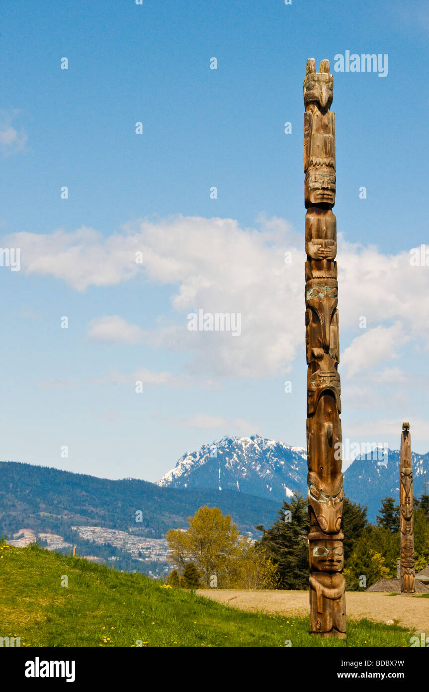 Il totem pole. Il Museo di Antropologia di UBC università Vancouver British Columbia Foto Stock