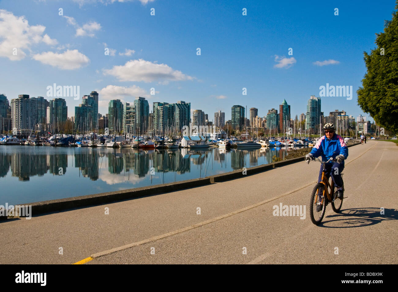 Ciclista Stanley Park a Vancouver British Columbia Foto Stock