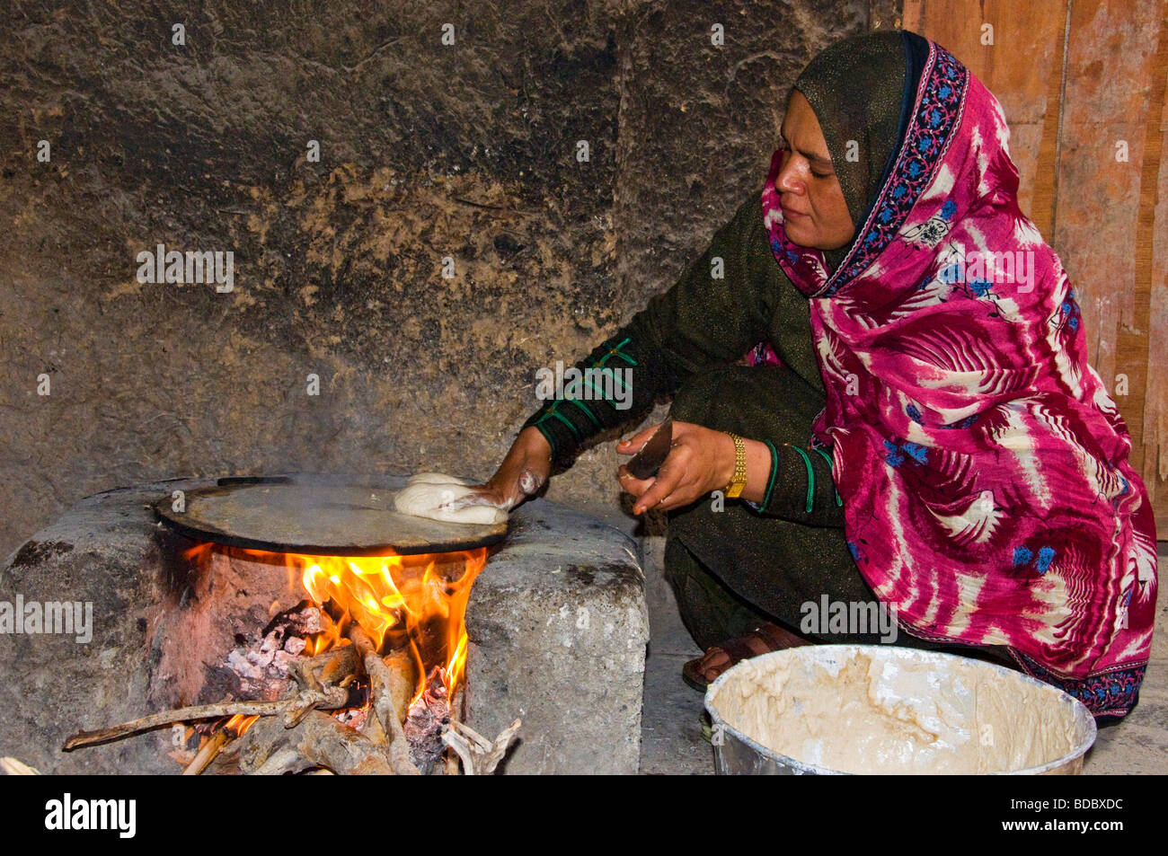 Donne locali per la cottura del cibo tradizionale in Bait Al Safah città di Al Hamra sultanato di Oman Foto Stock