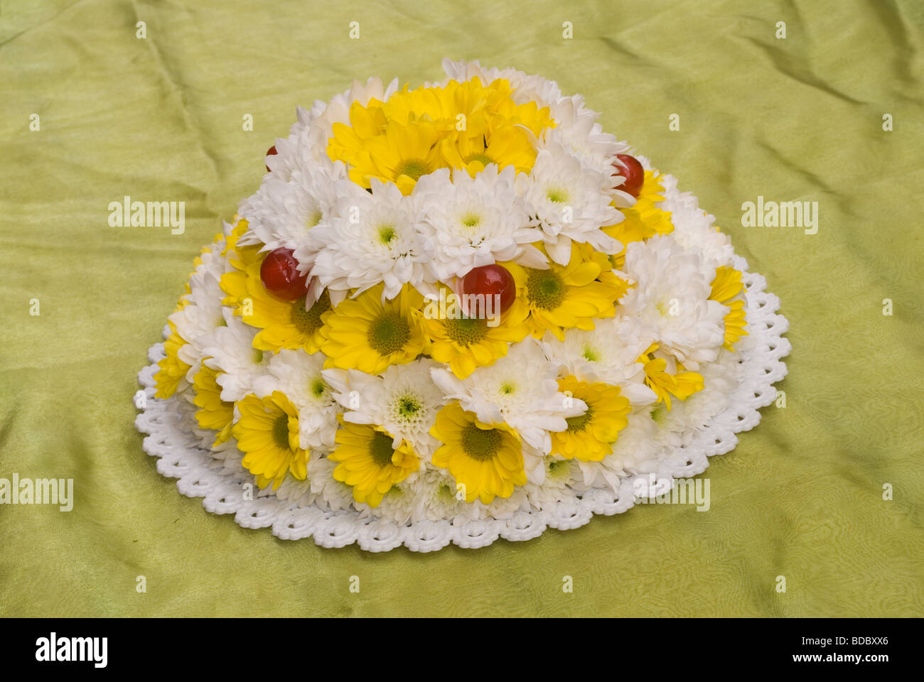 Torta di fiori, composizioni floreali Foto Stock