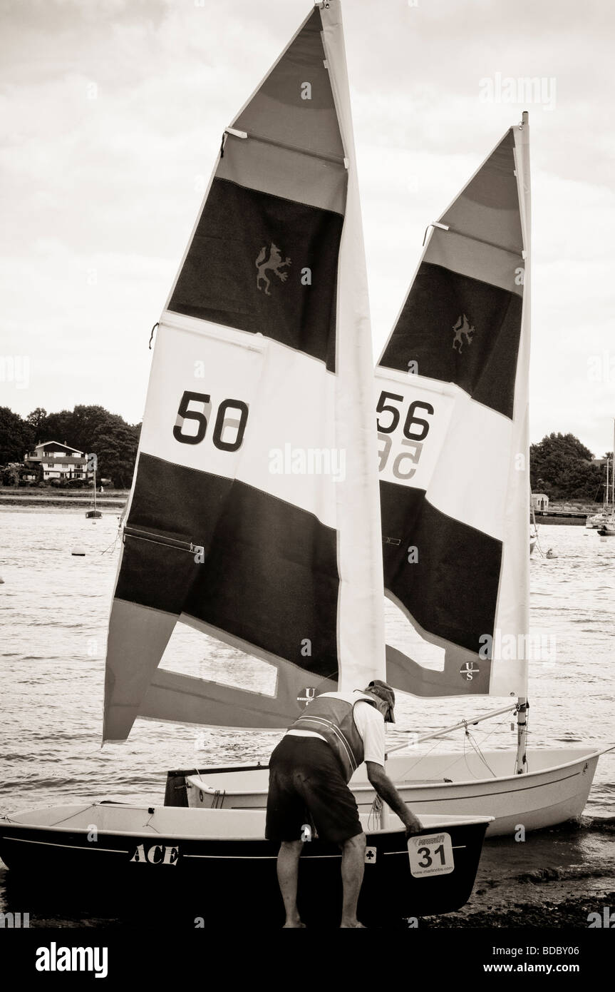 Yachts essendo portato a riva di Hamble in Hampshire Inghilterra (originale a colori) Foto Stock