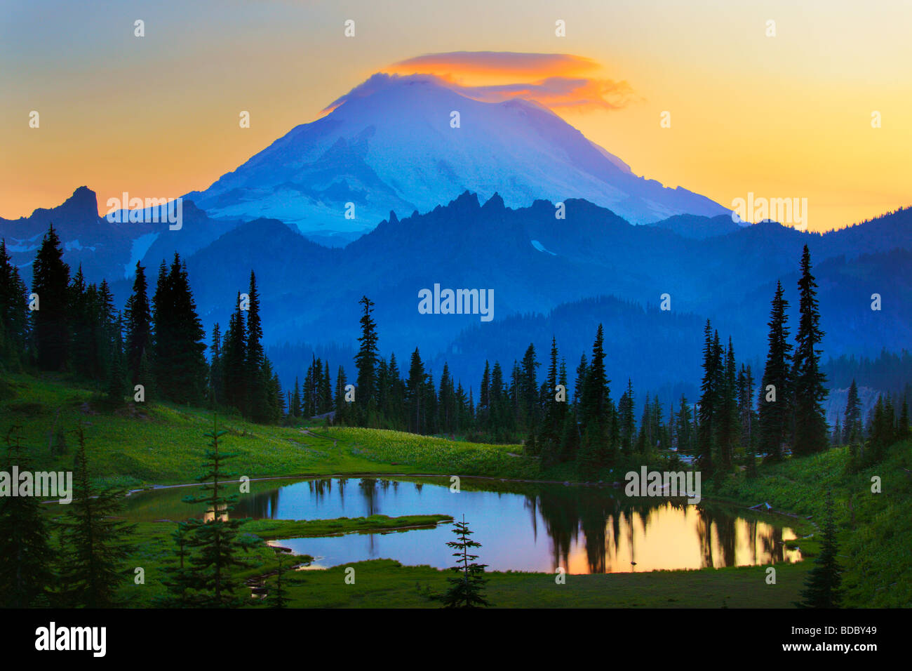 Mount Rainier al tramonto dalla Tipsoo Lake Foto Stock