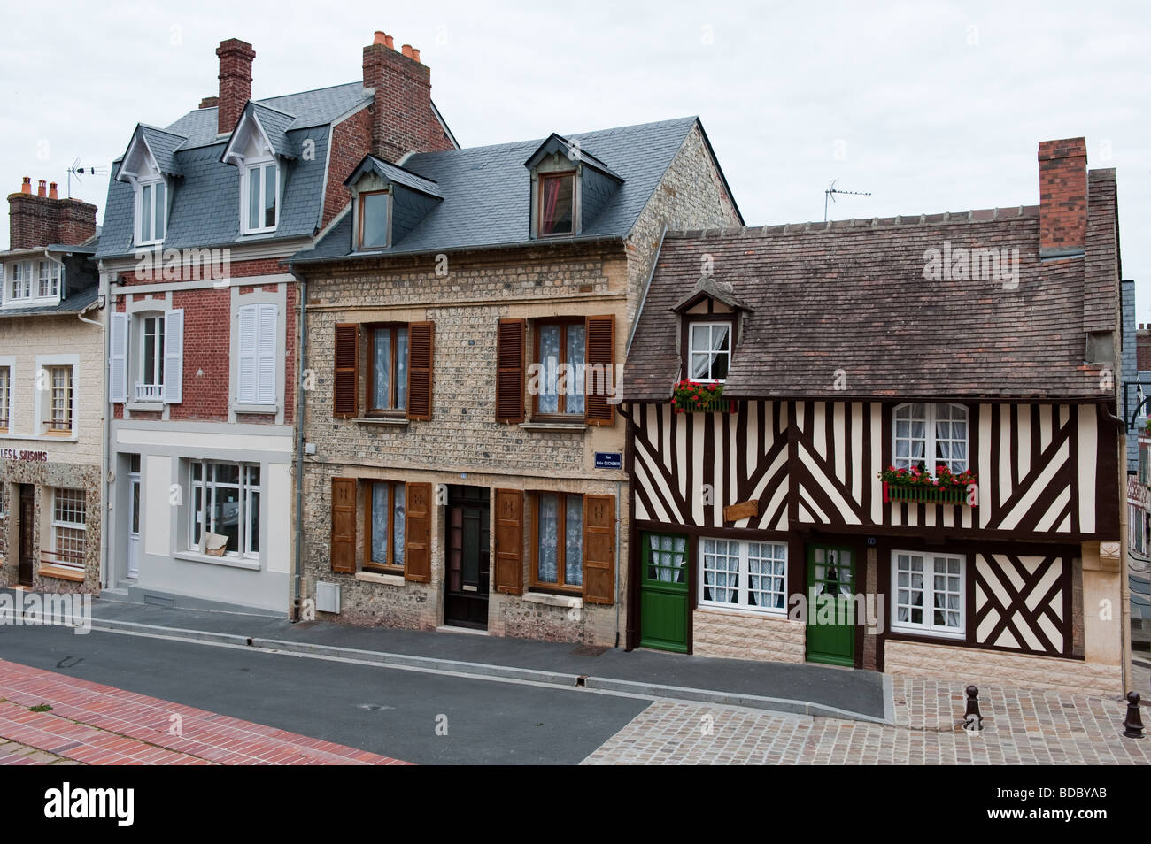 Strada del caratteristico stile francese case in Villerville , Normandia Foto Stock