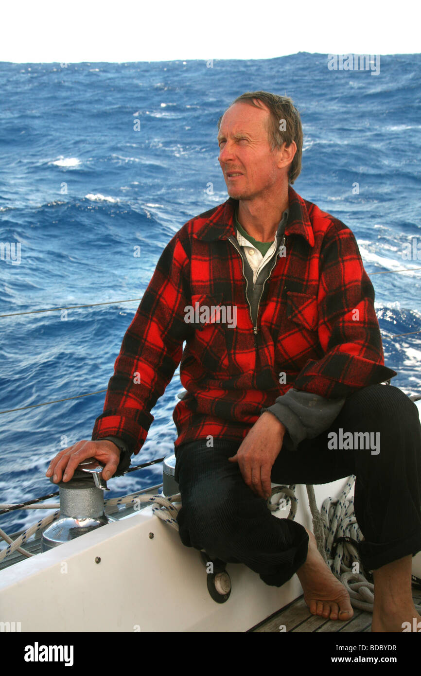 Un uomo che indossa un outdoor giacca di lana per il calore al mare. Foto Stock