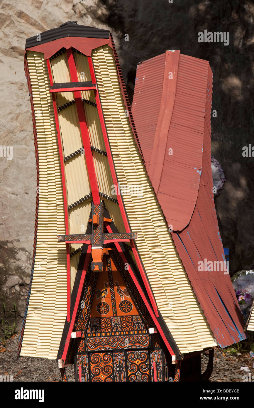 Indonesia Sulawesi Tana Toraja Lemo miniatura tradizionali case tongkonan utilizzato per trasportare bara alla tomba Foto Stock