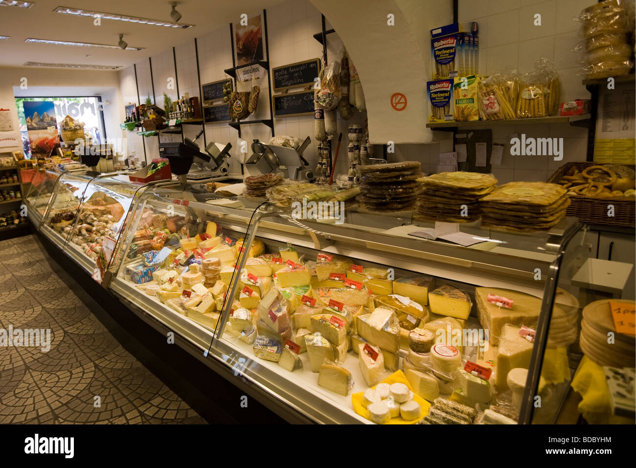 Contatore di delicatessen in negozio deli Vipiteno Vipiteno Italia settentrionale Foto Stock