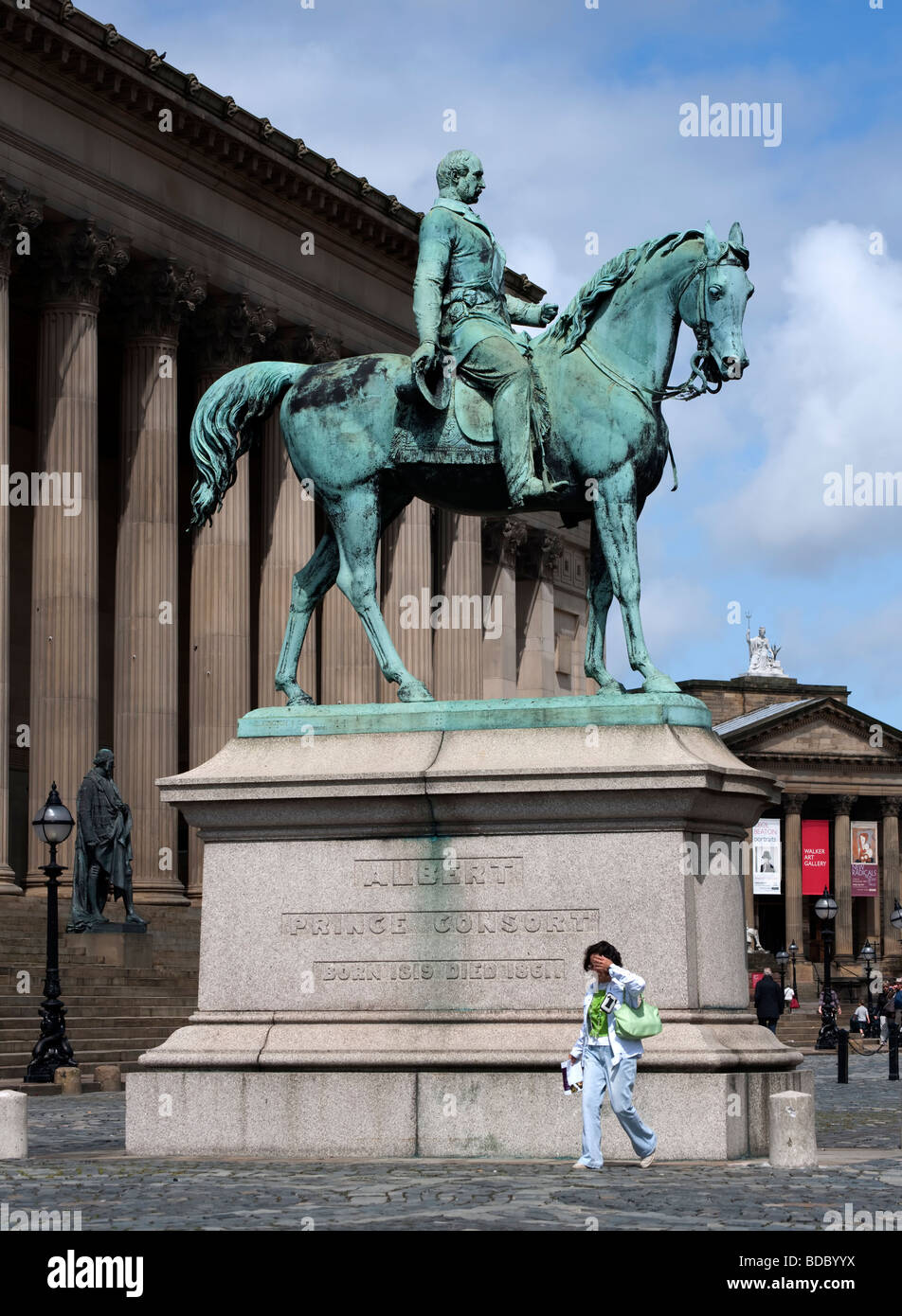 Statua del Principe Alberto marito e Principe Consorte di Queen Victoria su un basamento al di fuori di St Georges Hall di Liverpool Foto Stock
