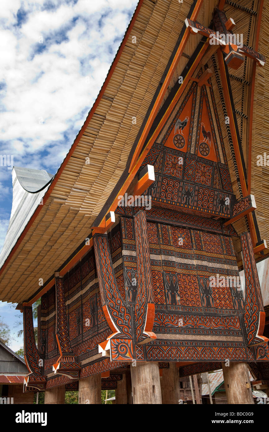 Indonesia Sulawesi Tana Toraja Bebo costruito recentemente tongkonan granaio di riso in composto di famiglia Foto Stock