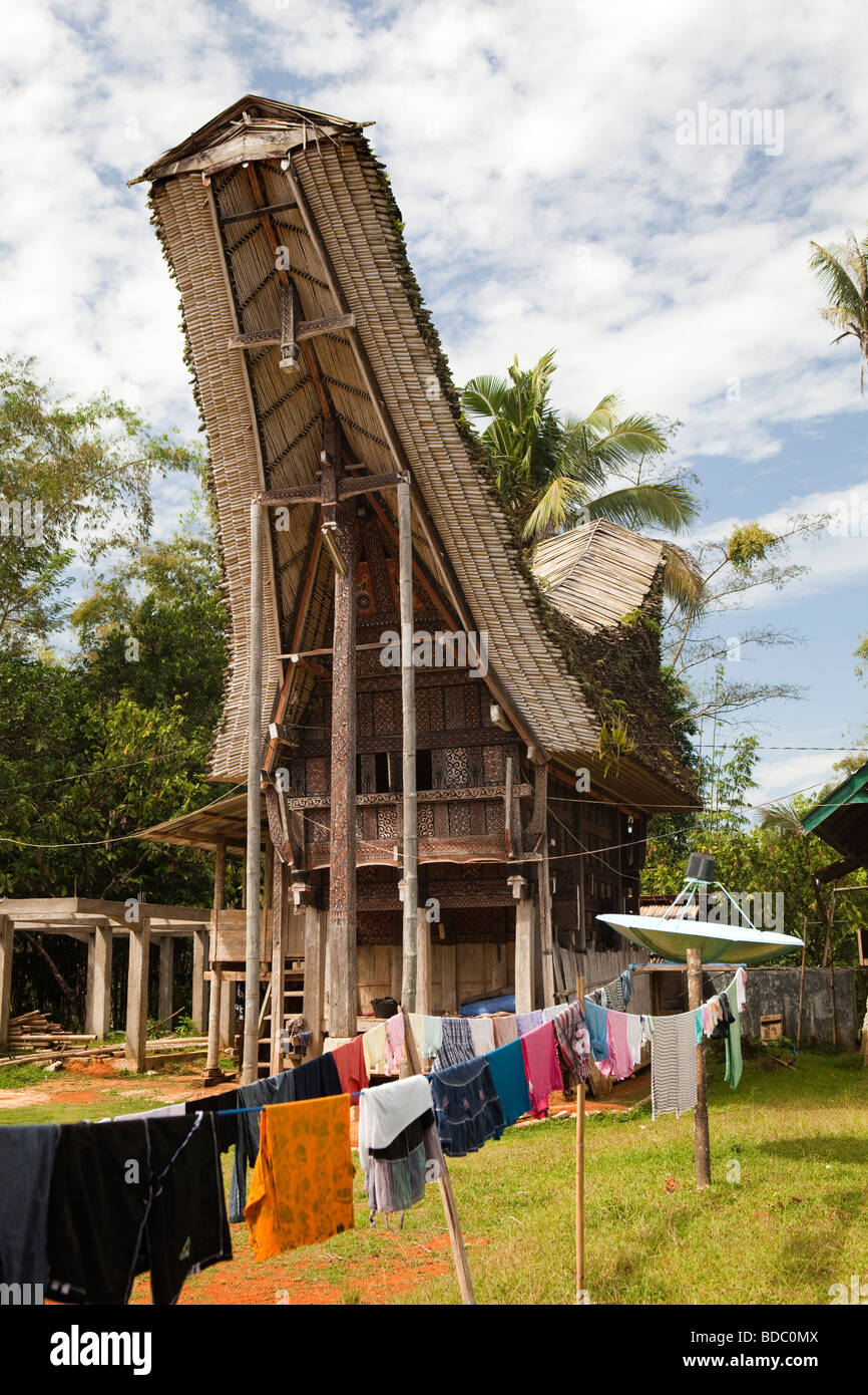 Indonesia Sulawesi Tana Toraja Bebo lavaggio appesa fuori casa tongkonan in composto di famiglia Foto Stock