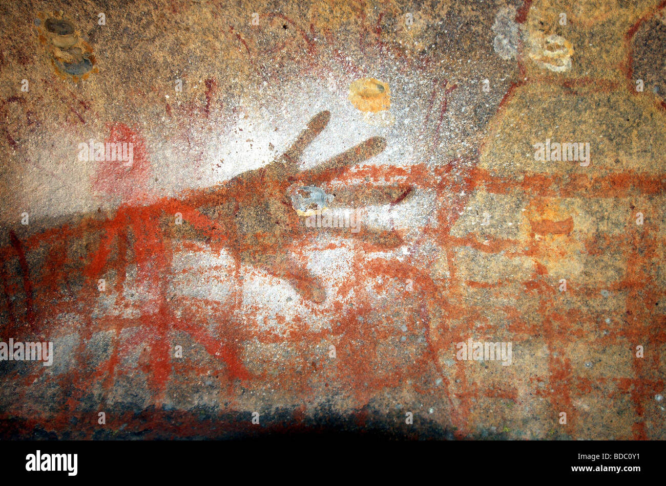 Bianco handprint ocra - la firma dell'artista è stata dipinta su diverse volte. Aborigeni Australiani arte rock Foto Stock