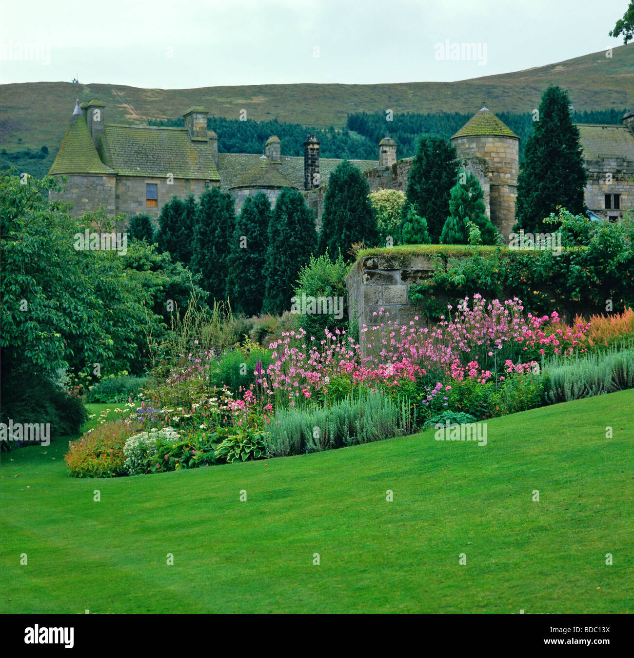 Il giardino storico del XVI secolo Falkland Palace nel Regno di Fife Scozia Scotland Foto Stock