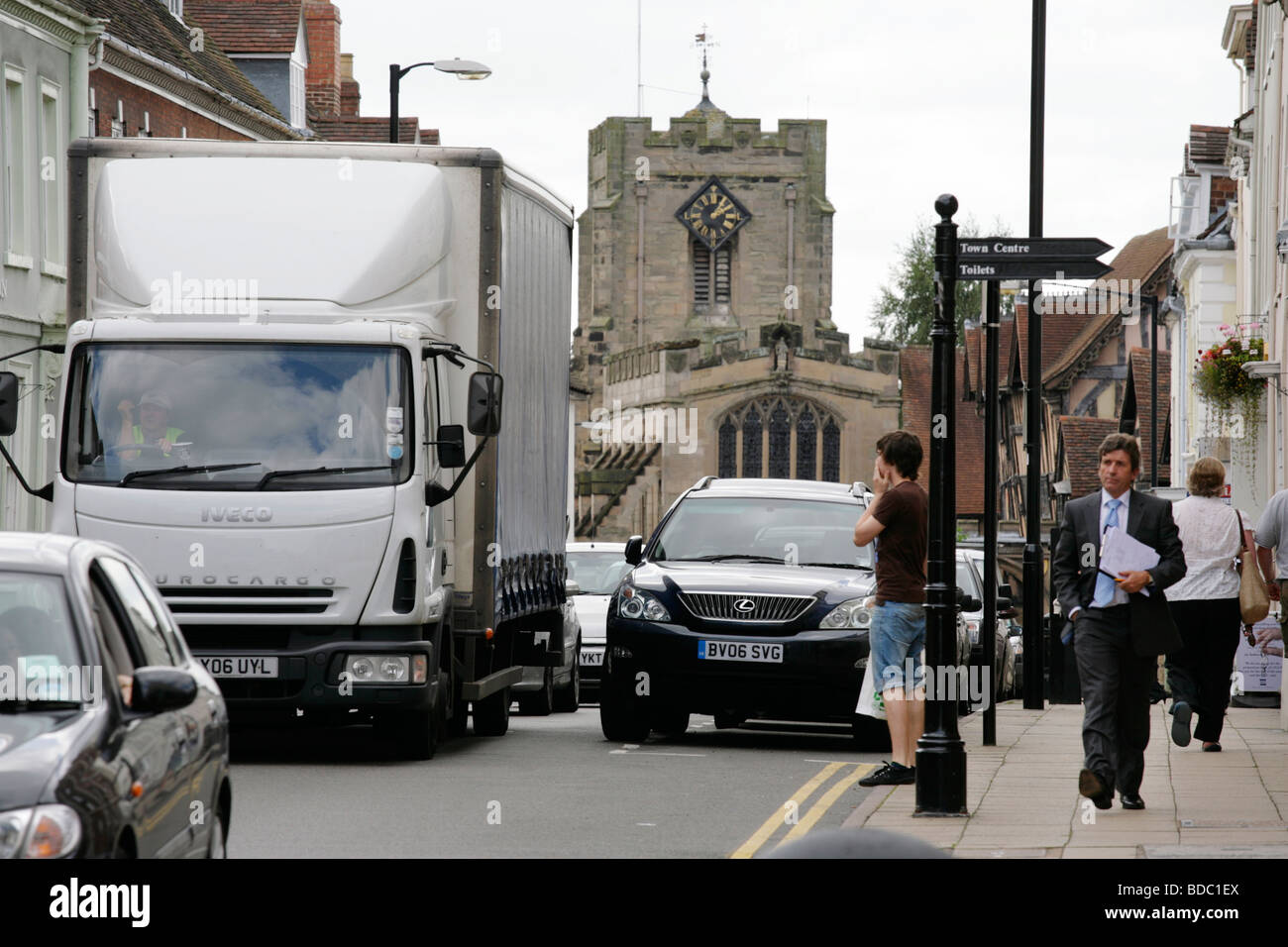 La congestione del traffico in High Street, Warwick, Regno Unito Foto Stock