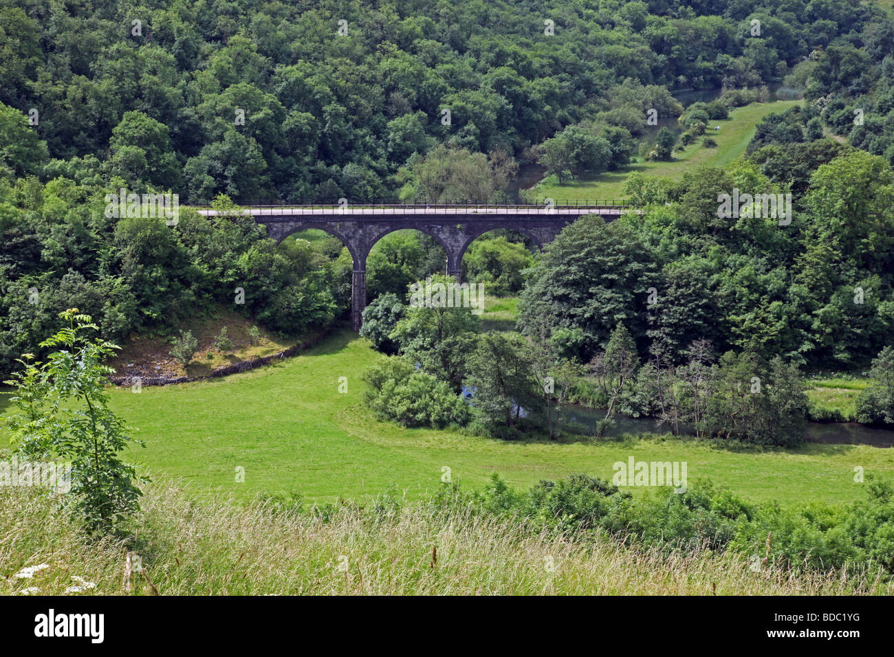 Ponte a Monsal testa sopra il fiume Wye in Monsal Dale Derbyshire Foto Stock