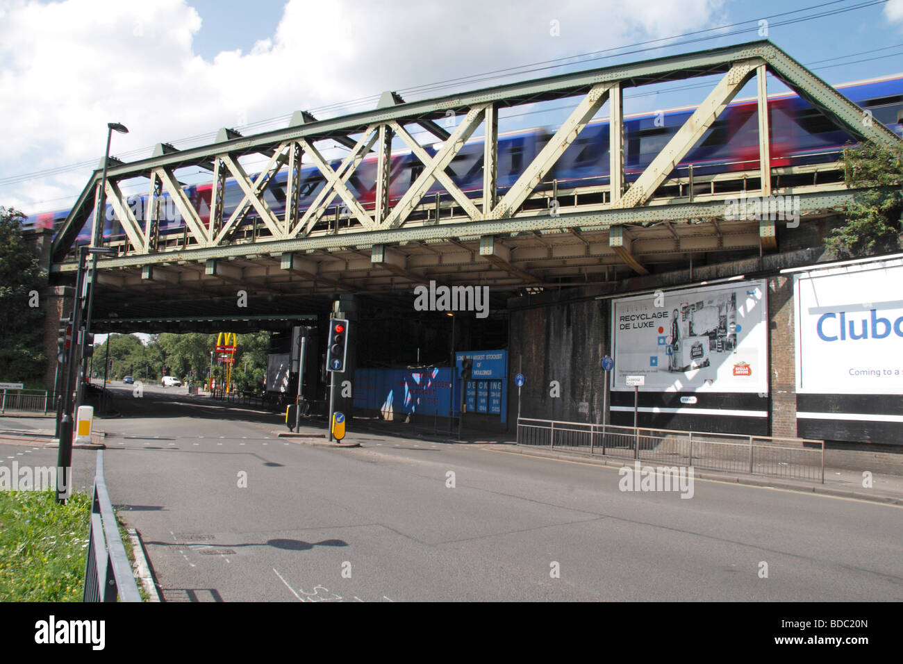 Un primo grande Western treno passa al di sopra del ponte in ferro, Uxbridge Road, Southall, Middlesex, Regno Unito. Foto Stock