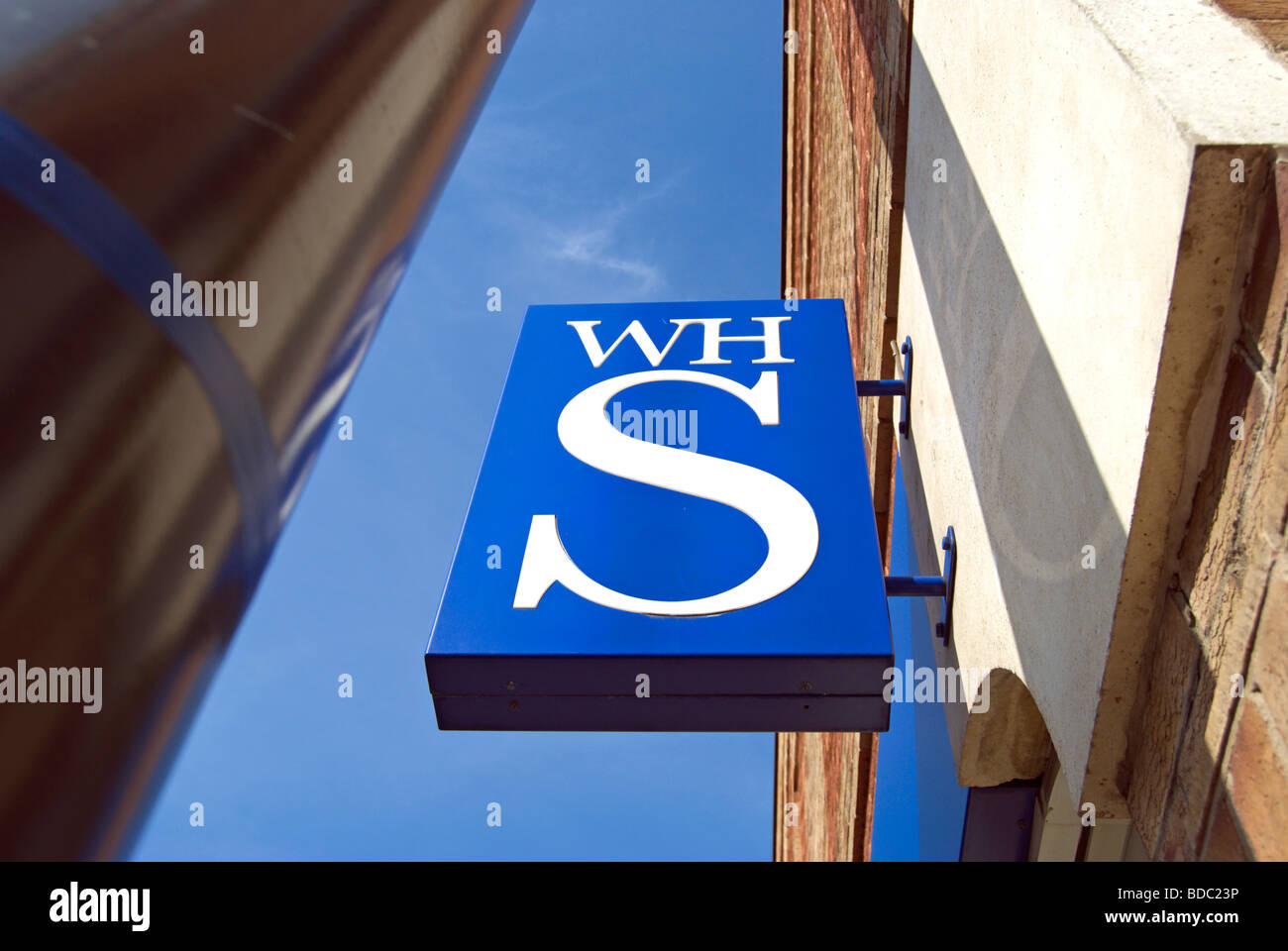 Logo e segno del rivenditore inglese w.h.Smith, in East Sheen, a sud-ovest di Londra - Inghilterra Foto Stock