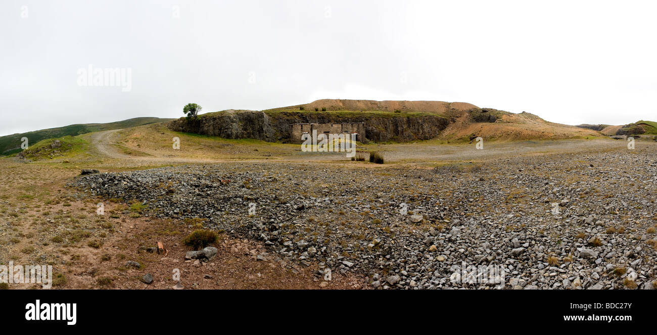 Una vista panoramaic dell'entrata di un abbandonato pietra di cava in Galles Foto di Gordon Scammell Foto Stock