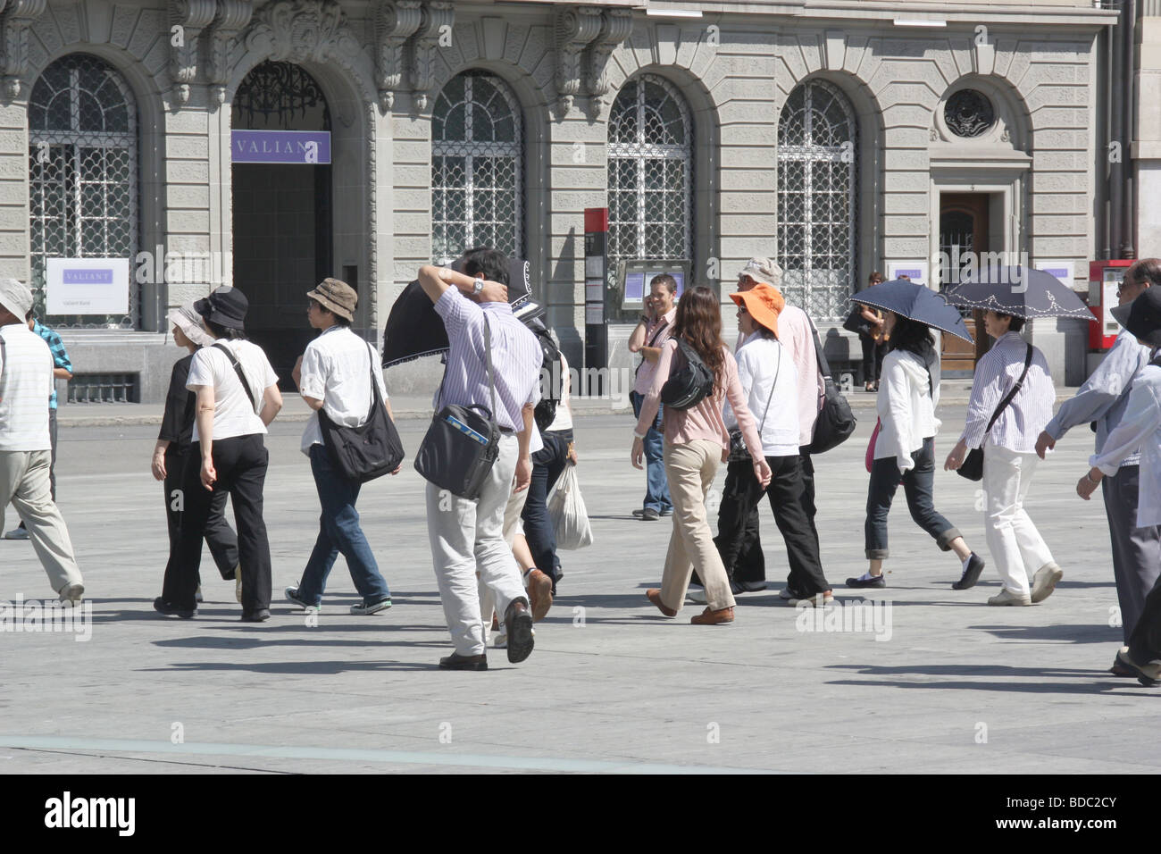 Gruppo turistico di Japaneses passeggiando per Berna, Svizzera, in un caldo pomeriggio d'estate. Foto Stock