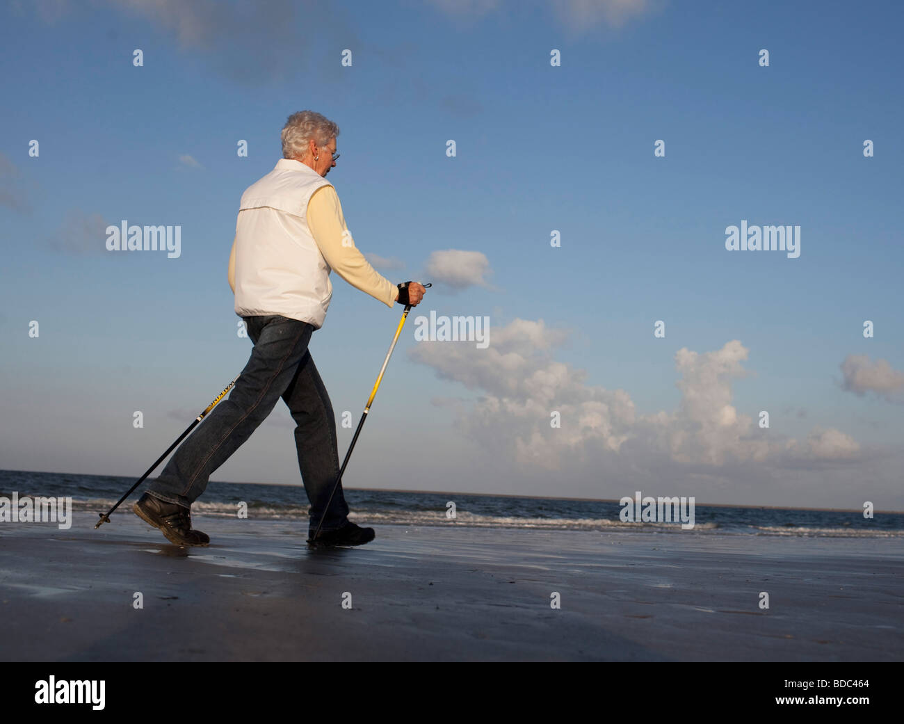 | donna di camminare sulla spiaggia Foto Stock