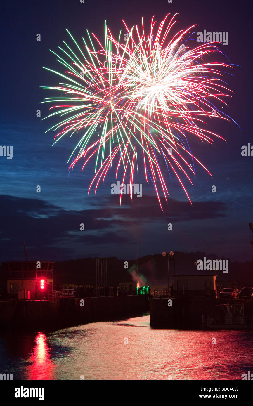 Fuochi d'artificio del giorno della Bastiglia, 14 luglio, sul porto e sul mare bloccare a Paimpol, Bretagna Francia settentrionale. Foto Stock